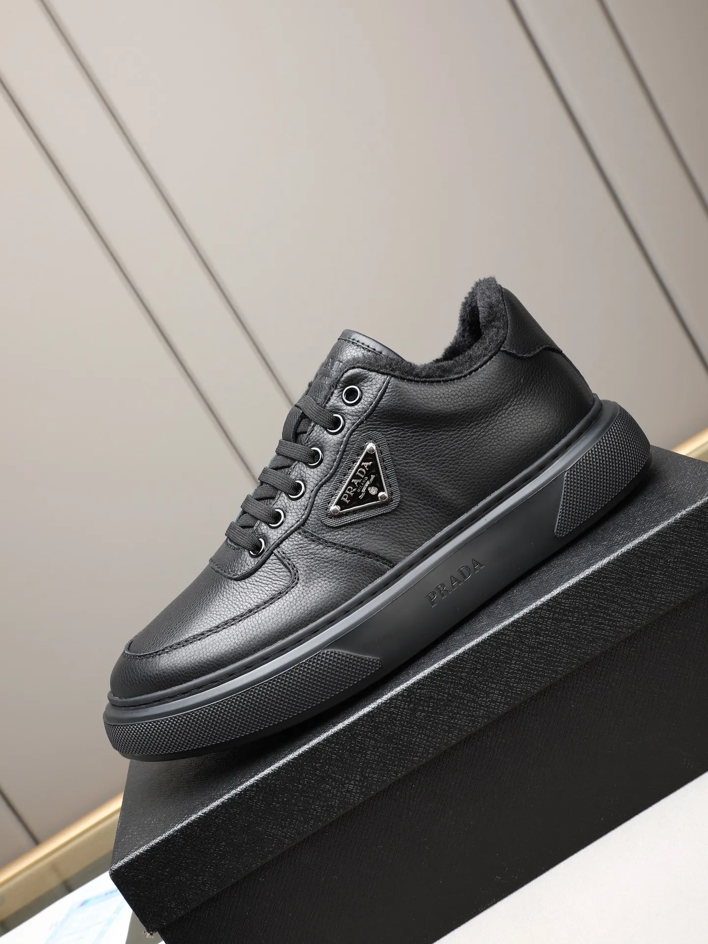 PP460 Prada/Prada men's new casual shoes, this upper is made of imported calfskin + velvet lining! The outside is decorated with the P family's classic metal triangle enamel logo, and the outsole is made of non-slip sports foam ultra-light outsole, which feels good on the feet and is a fashionable and fashionable item! Two colors to choose from!  Size: 38-44 (45 customized)